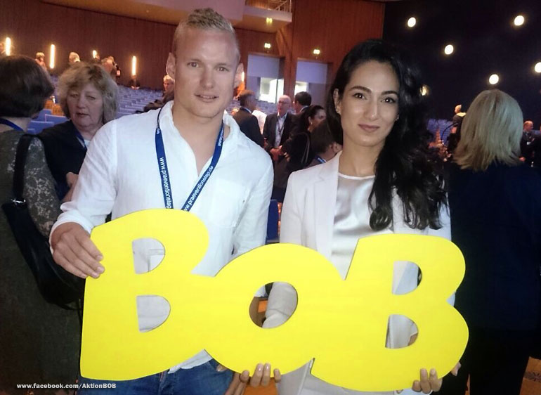 Fußballer Sebastian Rode (Bayern München) und Schauspielerin Asli Bayram ließen es sich nicht nehmen mit dem großen BOB-Schriftzug fotografiert zu werden - denn sie finden die Aktion gegen Alkohol am Steuer echt klasse! 